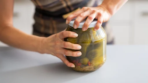 Kozarec kislih kumaric lahko odprete brez pripomočkov. (Foto: CentralITAlliance/Getty Images)