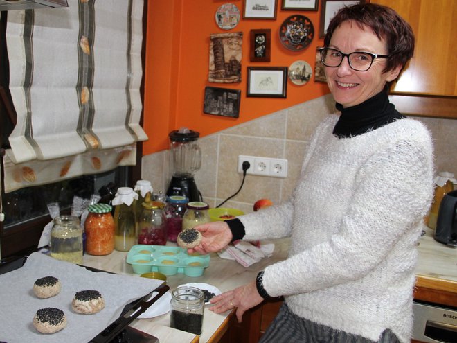 Suzana Kranjec v svoji kuhinji, kjer nastajajo brezglutenske in fermentirane dobrote.