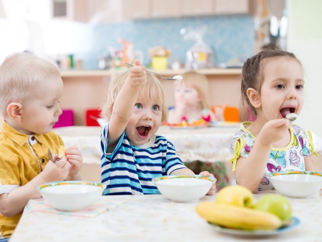 Tudi otroke moramo učiti bontona za mizo. Foto: Getty Images