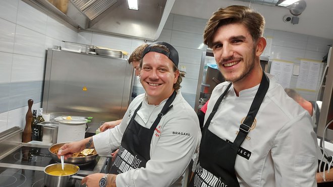 Bruno Šulman je že kuhal v družbi chefov, ki vodijo restavracije z Michelinovo zvezdico. Na fotografiji z Jorgom Zupanom (Restavracija Atelje).