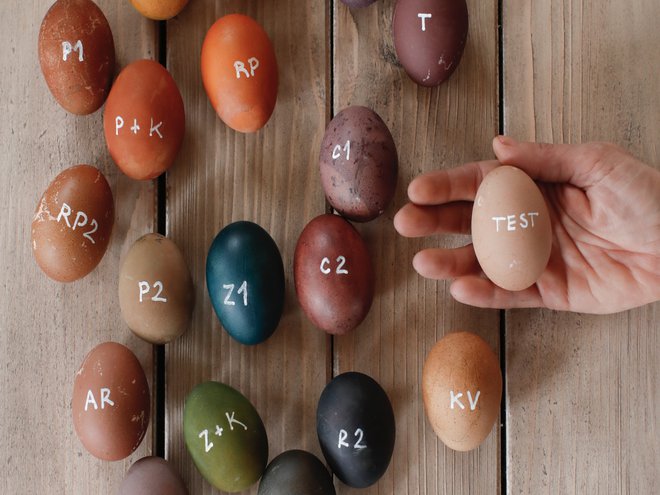 Velikonočna jajca, na Šenturski gori, 20. marca 2018.[pirhi,velikonočna jajca,jajca,barve,hrana,odprta kuhinja,prehranjevanje,jedi]