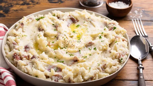Matevž je priljubljena slovenska priloga iz pretlačenega krompirja in fižola. (Foto: VeselovaElena/Getty Images)