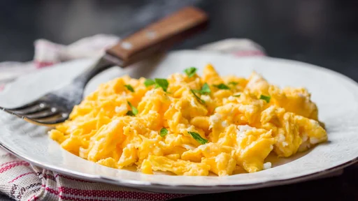 Dobro pripravljena jajca za zajtrk lahko polepšajo cel dan. (Foto: Maria_Lapina/Getty Images)