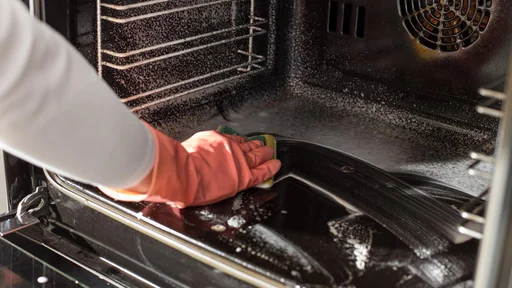 Pečico lahko očistite z aluminijevo folijo. (Foto: Jevtic/Getty Images)