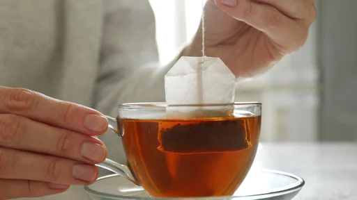 V čaj bi bilo dobro dodati ščepec soli, pravijo znanstveniki. (Foto: Liudmila Chernetska/Getty Images)