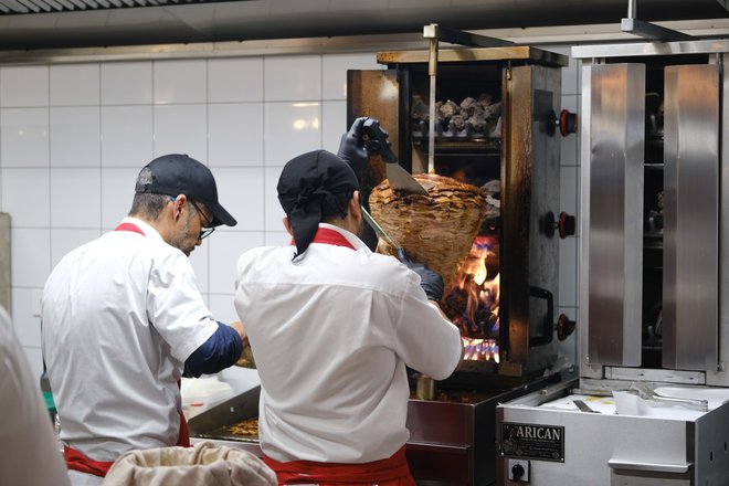 Z vrtljivega žara, podobnega tistemu za kebab, režejo meso za el pastor. (Foto: Špela Ankele)
