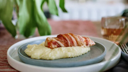 Sočne piščančje prsi s slanino (Foto: Sonja Ravbar)
