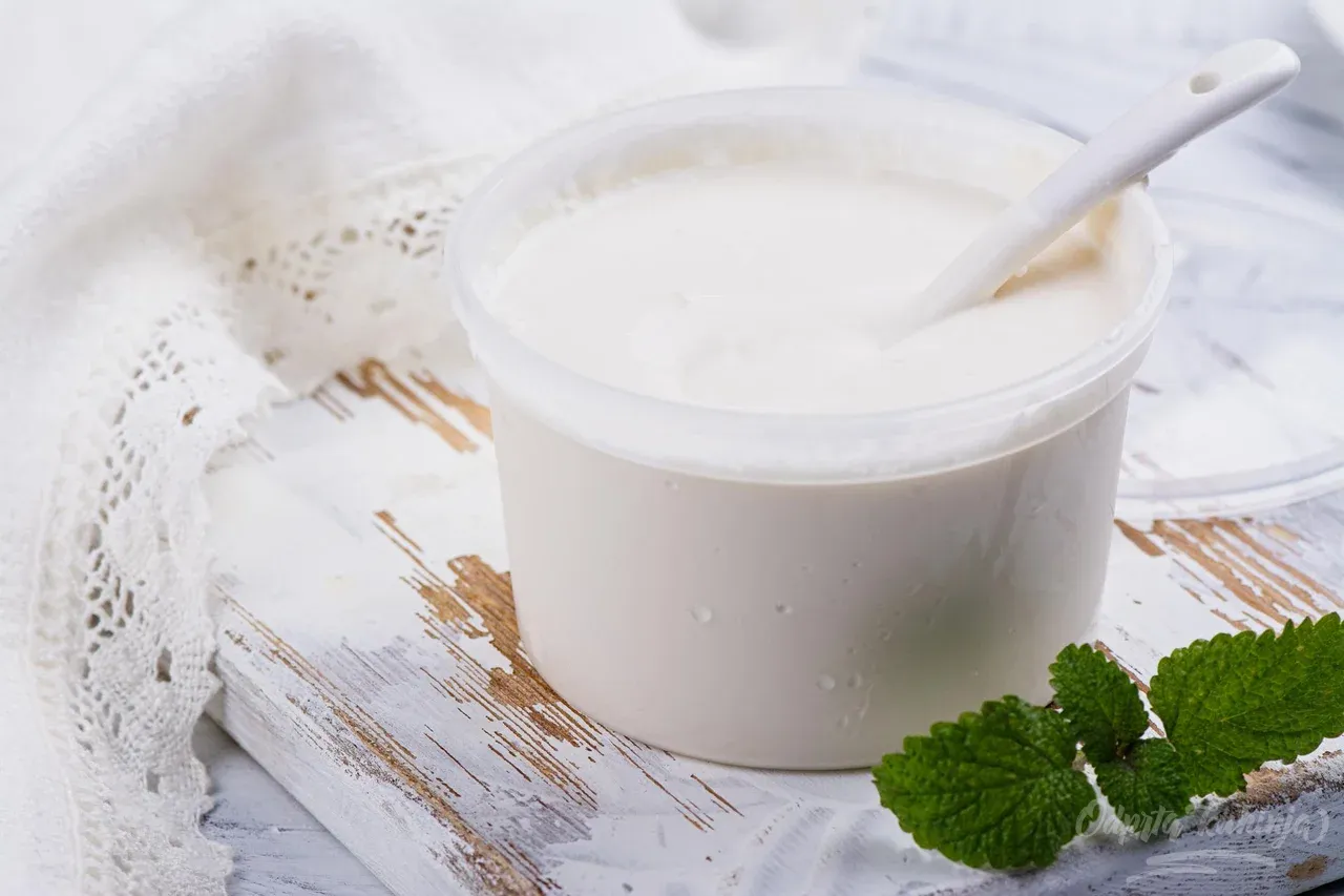 Creme fraiche je kisla smetana z večjo vsebnostjo maščobe, preprosto pa jo lahko pripravimo tudi doma. (Foto: happy_lark/Getty Images)