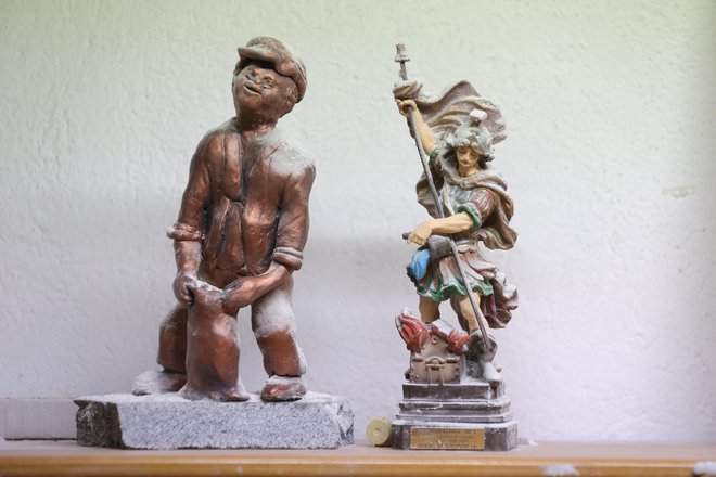 Levo je z moko zaprašen kip Jožeta Košaka, Blaževega deda, desno pa je kipec sv. Florijana s katerim so se lokalni gasilci Mlinu Košak pred nekaj leti zahvalili za pomoč pri nakupu novega gasilskega vozila. Foto: Dejan Javornik