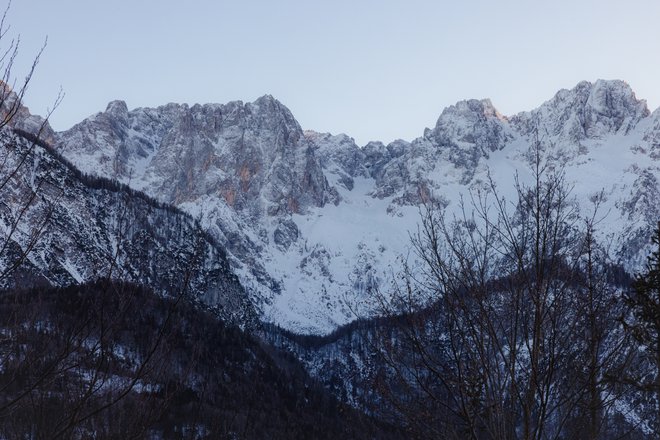 Srednji Vrh. Tu Julijske Alpe vstopijo v srce in dušo, tako silne so. (Foto: Črt Piksi)