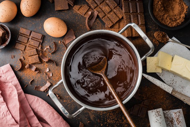 Zelo pomembno: čokolado za prelivanje je treba stopiti nad paro z nekaj maščobe. FOTO: Nerudol/Getty Images