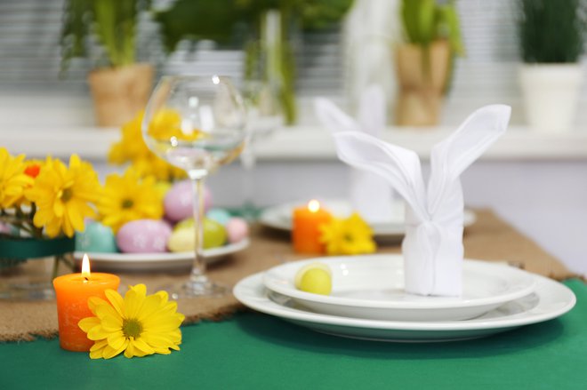 Razigrano in pomladno: naj bo miza v znamenju zajčkov, piščančkov in svežega cvetja. Pirhe postavite v stekleno posodo ali kar razporedite po mizi, sveže cvetje postavite v vazo ali kot dekoracijo ob pogrinjku. FOTO: Depositphotos