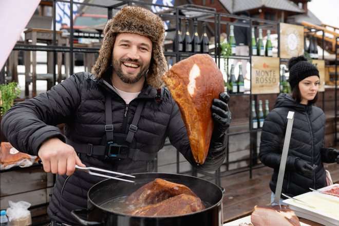 Naš smučarski as Filip Flisar je pohorske šunke predstavil na letošnjem kulinarično-smučarskem dogodku Gourmet Cup.
Šunke zdaj nastajajo na Kmetiji Cimerman. (Foto: arhiv Gourmet Cup)