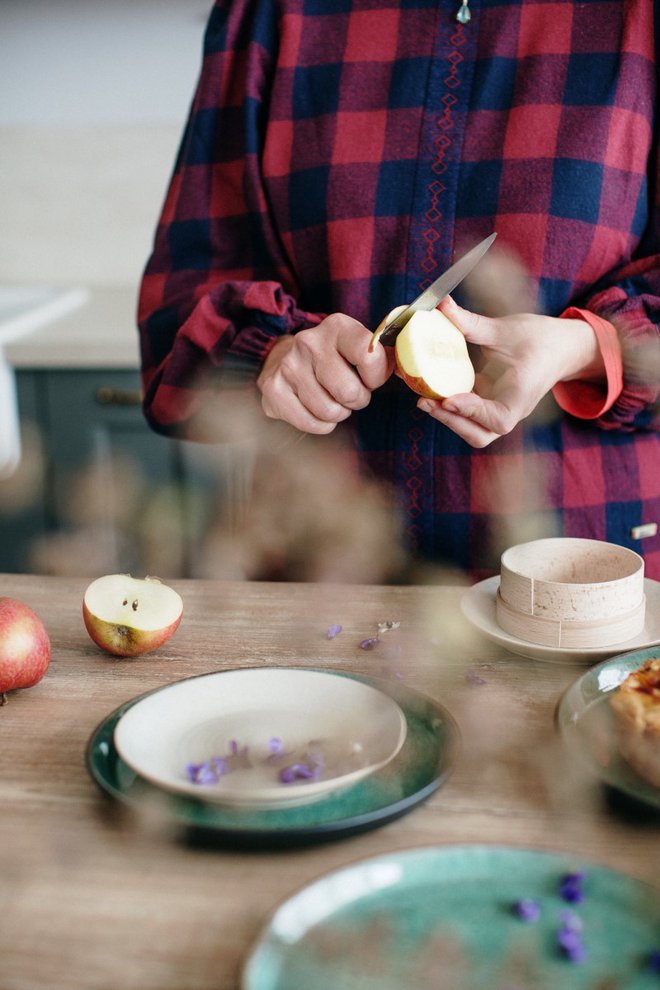 Jabolka so vedno pri roki, zato lahko z njimi ustvarjamo celo leto. (Foto: Sonja Ravbar)