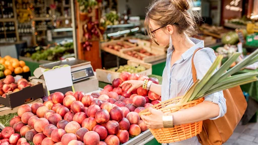 Prednost imata zelenjava in sadje. FOTO: Rosshelen/Getty Images