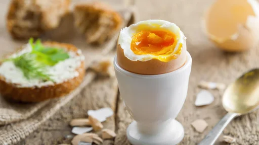 Kuhana jajca na nekoliko drugačen način. (Foto: Derkien/Getty Images)