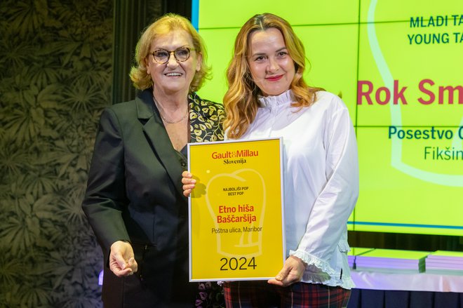 Mira Šemić (levo), direktorica Gault&Millau Slovenija, je Zekiri Marković, ki z družino vodi Etno hišo Baščaršija, podelila priznanje za najboljši pop leta 2024. FOTO: VORANC VOGEL