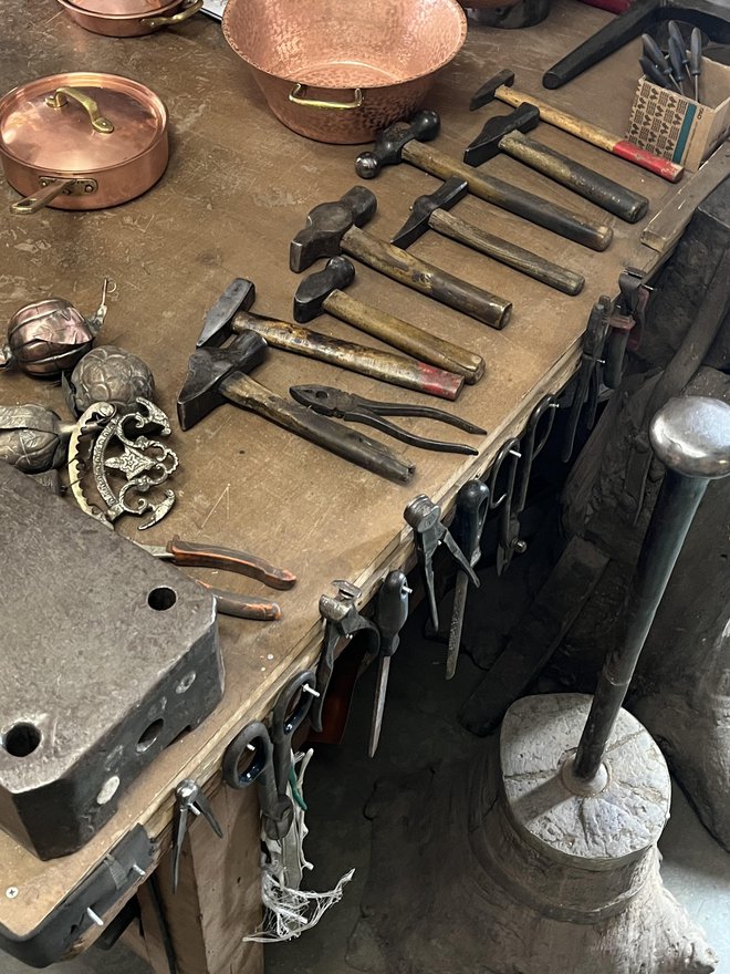 Igino Alessandro Dal Toso v družinski delavnici, ki v Vicenzi stoji že skoraj 130 let, posode iz barka še vedno izdeluje z orodji, ki jih je podedoval od pradedka in dedka. Foto: Tatjana Kotnik