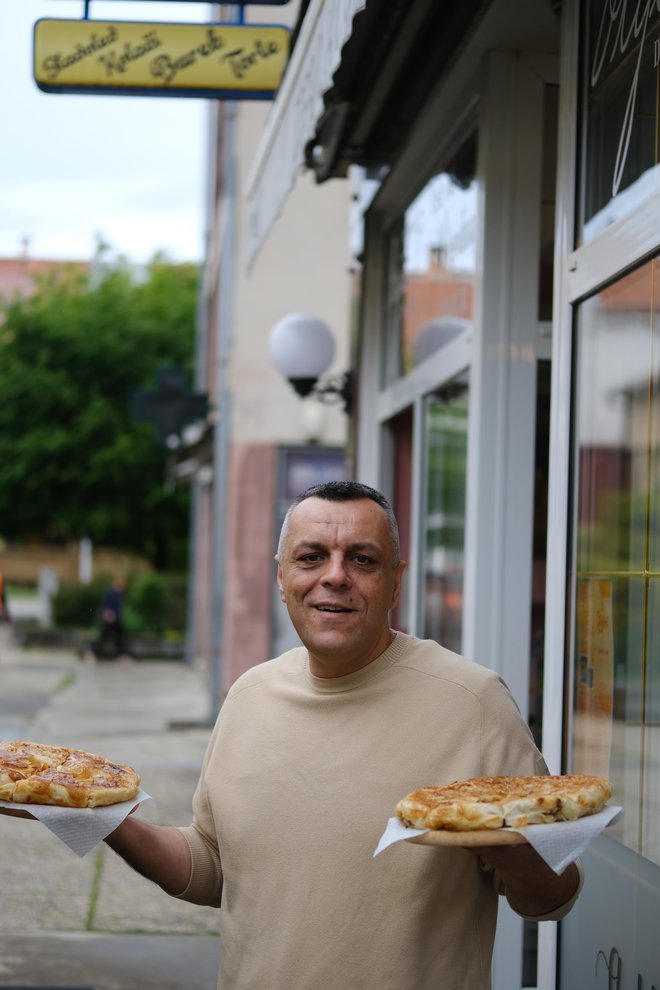 Faruk Demiri je lokal, ki bo kmalu praznoval pol stoletja, prevzel iz očetovih rok. (Foto: Špela Ankele)