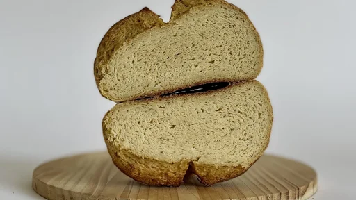 Brezglutenski koruzni kruh z drožmi, za katerega ne potrebujemo brezglutenske mešanice mok (Foto: Ajda Krivec)