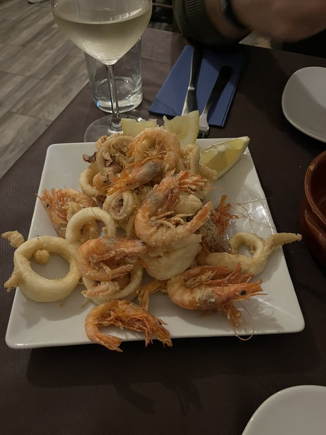 Ocvrta predjed v morski restavraciji Sottocoperta taverna di mare, kamor radi zahajajo domačini. Foto: Barbara Kotnik