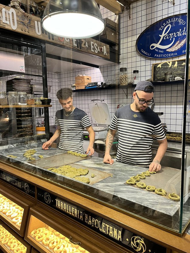 V pekarni Taralleria Napoletana di Leopoldo lahko opazujete izdelavo teh slanih piškotov. Foto: Barbara Kotnik