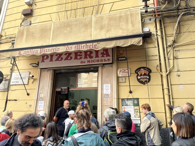 Pred picerijo L'antica Pizzeria Da Michele je vedno vrsta, a je vredno počakati na prosto mesto. Foto: Barbara Kotnik