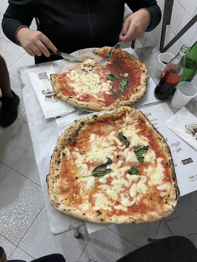 Pica v L'antica Pizzeria Da Michele je preprosta, a božansko dobra. Foto: Barbara Kotnik
