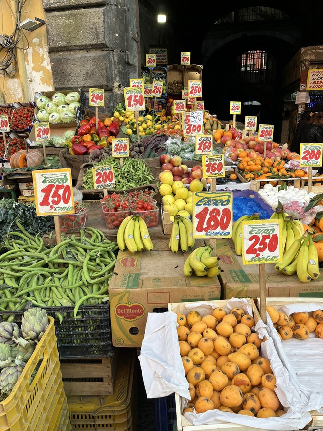 Ulice Neaplja se ne glede na letni čas vedno šibijo od svežega sadja in zelenjave. Foto: Barbara Kotnik