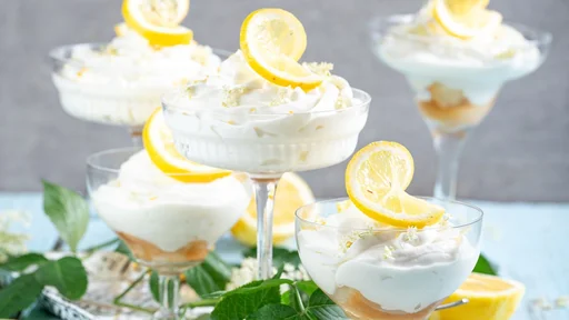 Jogurtova krema z limono in bezgom (Foto: Midva kuhava)