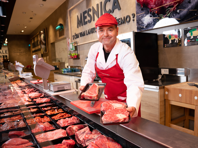 Naslednjič, ko boste nakupovali meso, premislite, k čemu vse lahko pripomorete s tem, ko izberete meso slovenskega porekla. FOTO: Spar