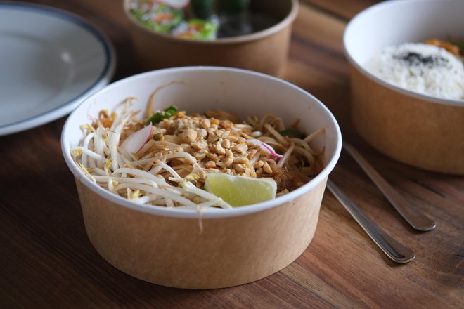 Pad thai je že dlje ena od jedi, ki jih Slovenci najraje naročamo na dom. FOTO: Špela Ankele