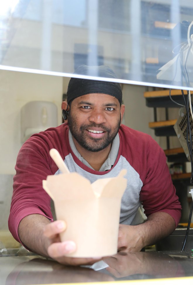 Anowar Parvez Babu je po kiosku Babu's Asian Street Food na Miklošičevi pred kratkim odprl še trgovino z azijsko hrano na bližnji Slovenski cesti v Ljubljani. Foto: Dejan Javornik