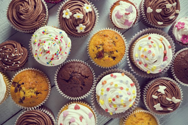 Kakšna je razlika med mafinom in kolačkom, ki se v angleščini imenuje cupcake: prvi so bolj gosti, težji, drugi bolj puhasti in biskvitni, imajo pa kremno kapo, ki navadno odtehta vse, kar je v navadnem mafinu. FOTO: Vladans/Getty Images