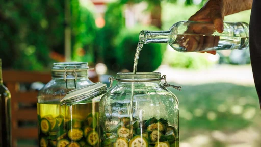 Za marmelado in orehe v sladkornem sirupu morajo biti plodovi tako mehki, da jih zlahka prebodemo z iglo, za liker izberemo tiste, ki imajo že nekoliko tršo lupino. (Foto: Zbynek Pospisil/Getty Images)