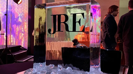 Takole so v ledu zablestele tri črke, ki označujejo evropsko restavracijsko združenje JRE. (Foto: arhiv Arctic Luxury Ice)