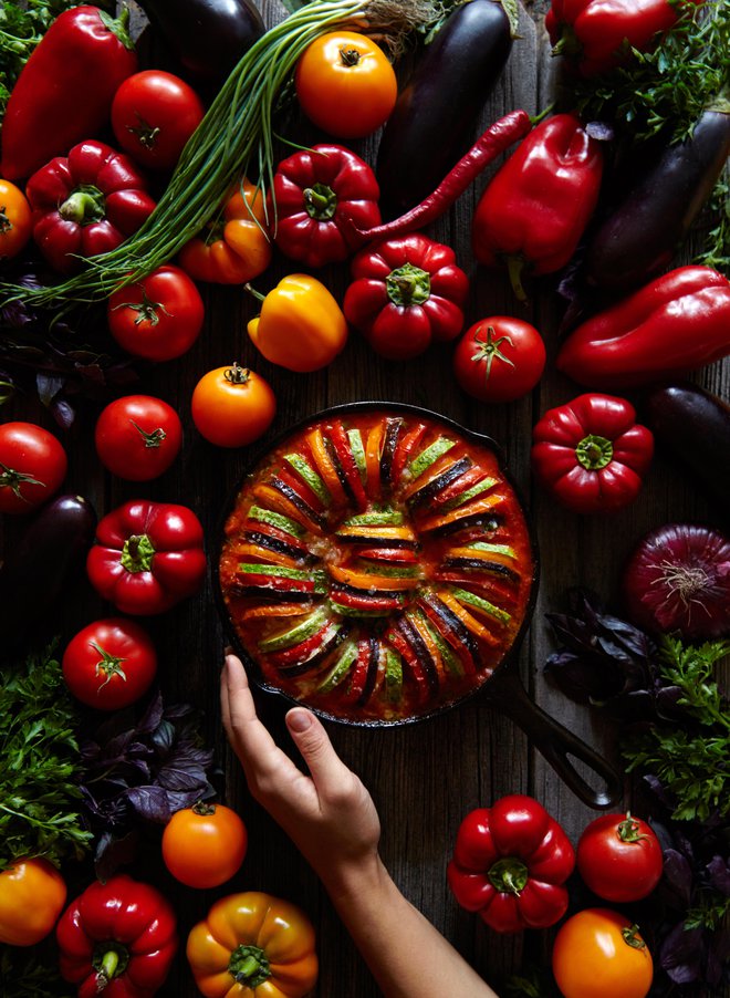 Ratatouille je bila najbrž prva zelenjavna jed, pri kateri smo spoznali, kakšen učinek ima, če sestavine lepo zložimo v lonec. FOTO: Greenartphotography/Getty Images