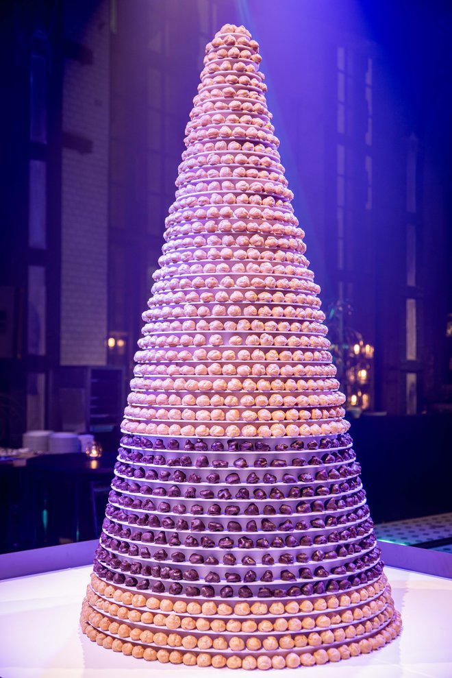 Croquembouche, zmagoviti stolp iz profiterolov za zmagovalce (Foto: Arhiv Olimpijskega komiteja Slovenije)