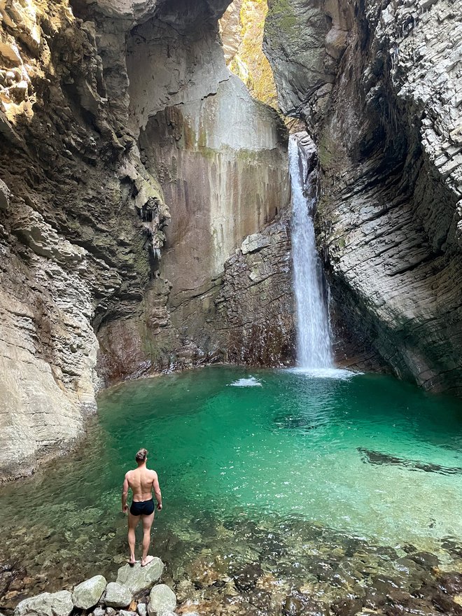 Eden od stebrov načina življenja Vida Pintariča je kopanje v mrzli vodi. Na fotografiji: slap Kozjak. (Foto: osebni arhiv Vida Pintariča)