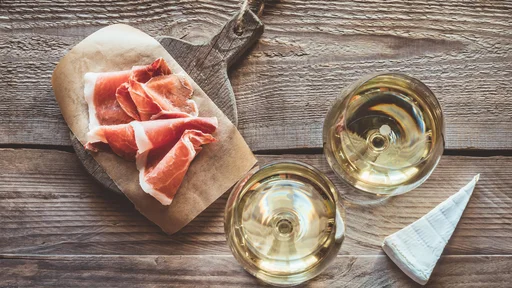 Vino in pršut (Foto: AlexPro9500/Getty Images)