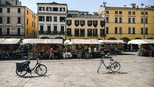 Tržnica na trgu, ki nosi ime kar po sadju, torej Piazza della Frutta (Foto: Mateja Delakorda)