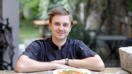 Lenard Zobec zadnja leta vodi kuhinjo Turistične kmetije Zobec, ki je nad Trstom le lučaj oddaljena od slovenske meje. Foto: Dejan Javornik