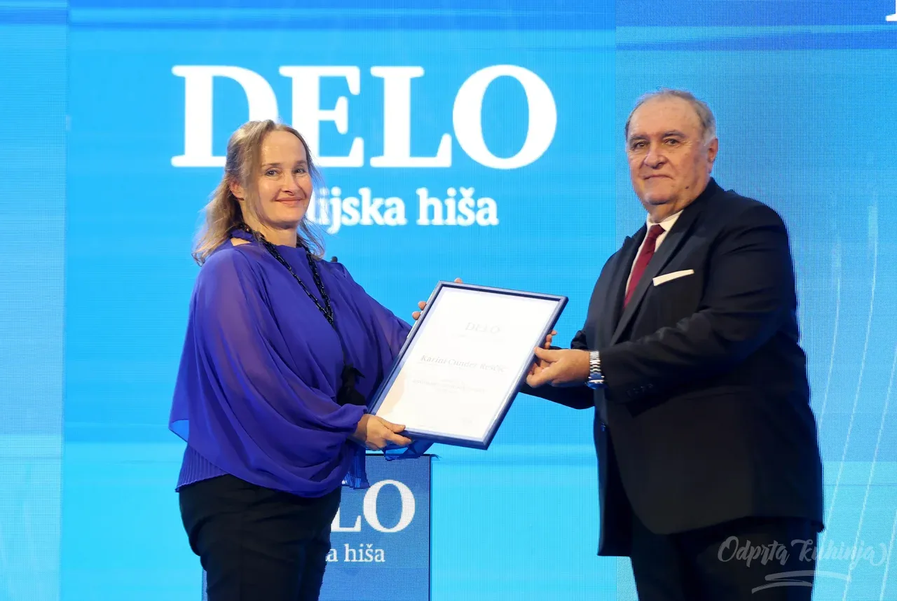Delova osebnost leta 2024: Karina Cunder Reščič, urednica priloge Odprta kuhinja, in Bojan Budja, odgovorni urednik Dela. (Foto: Črt Piksi)