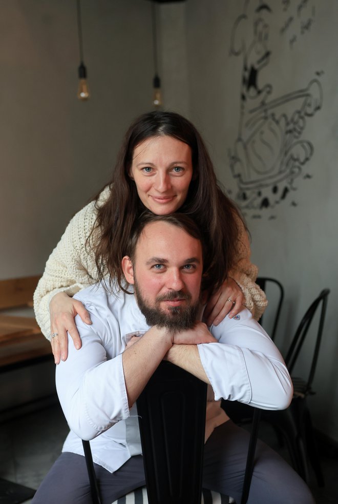 Bistro Bombina vodi mladi par: Barbara Kocjan je odgovorna za strežbo, Urh Kapelar kuha. (Foto: Dejan Javornik)