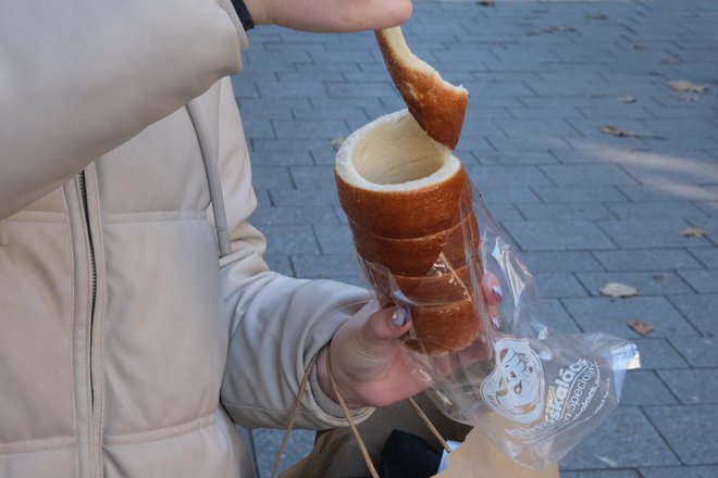 Po naše dimnik ali kurtoš, po madžarsko kürtőskalács ali kürtős. (Foto: Špela Ankele)