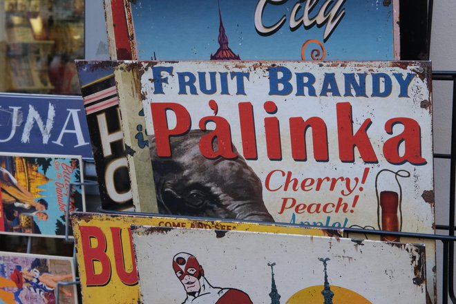 Med okusi, ki jih najdemo na Madžarskem, je tudi palinka. To žganje je tako priljubljeno, da njegovo ime krasi tudi turistične spominke. (Foto: Špela Ankele)
