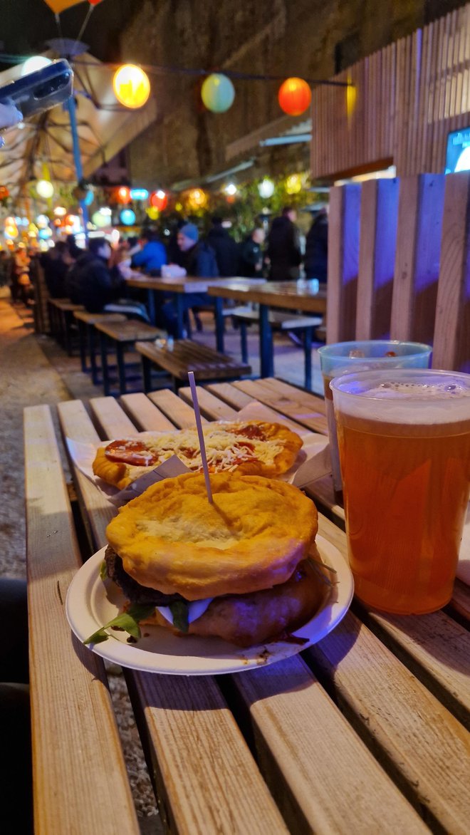 Langaš, spremenjen v burger (Foto: Špela Ankele)