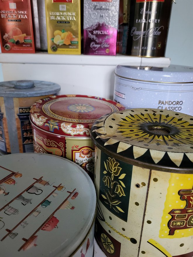 Med šibke točke štejem tudi pločevinaste škatle. Moje opravičilo je, da so izjemno priročne za shranjevanje in da se molji vanje ne morejo prebiti. (Foto: Karina Cunder Reščič)