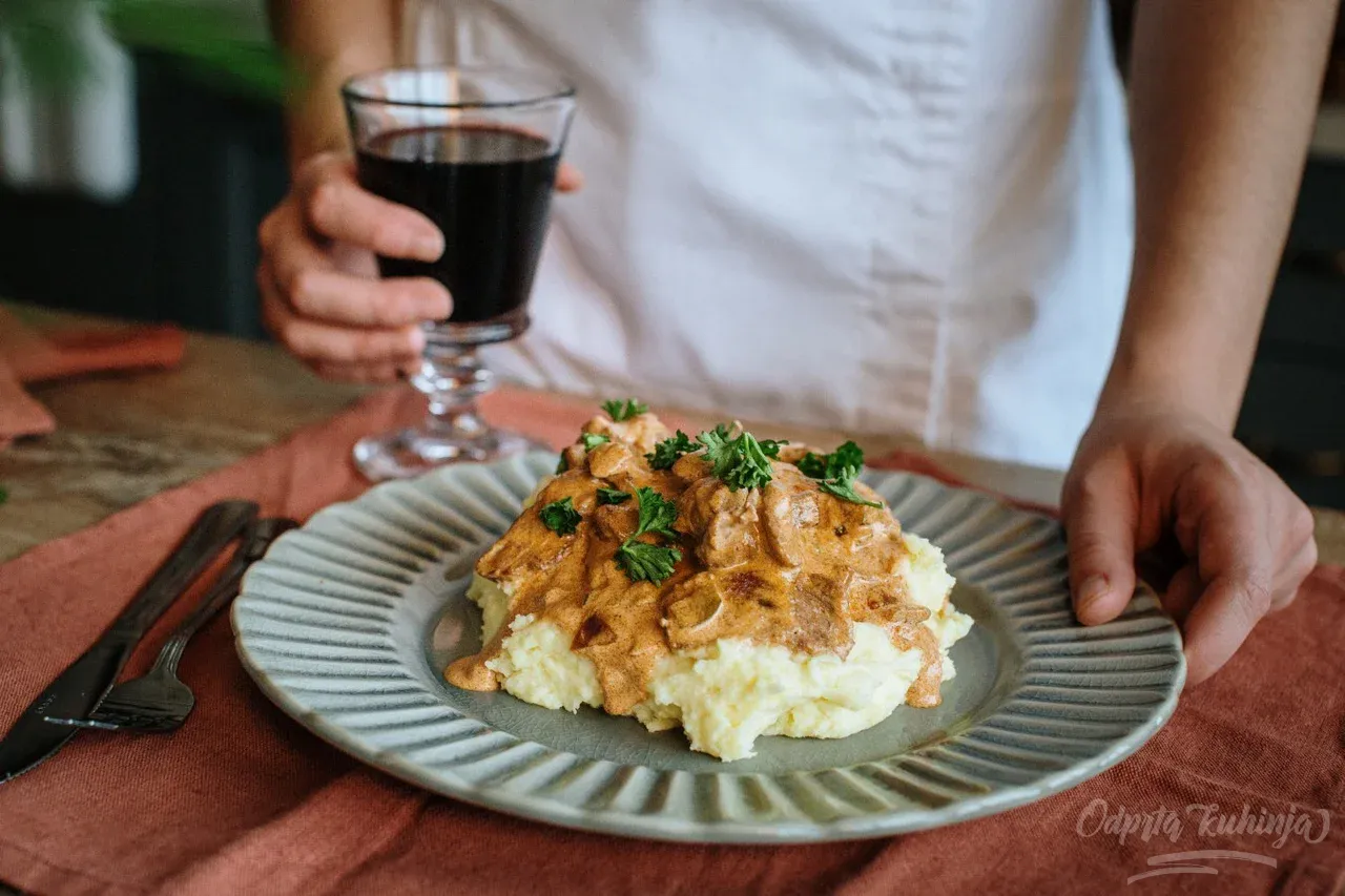 Govedina stroganov na krompirjevem pireju. (Foto: Sonja Ravbar)