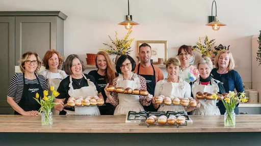 Udeleženci kuharske delavnice, na kateri smo cvrli krofe (Foto: Sonja Ravbar)